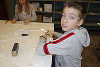Junge schneidet Depron mit einem Cuttermesser